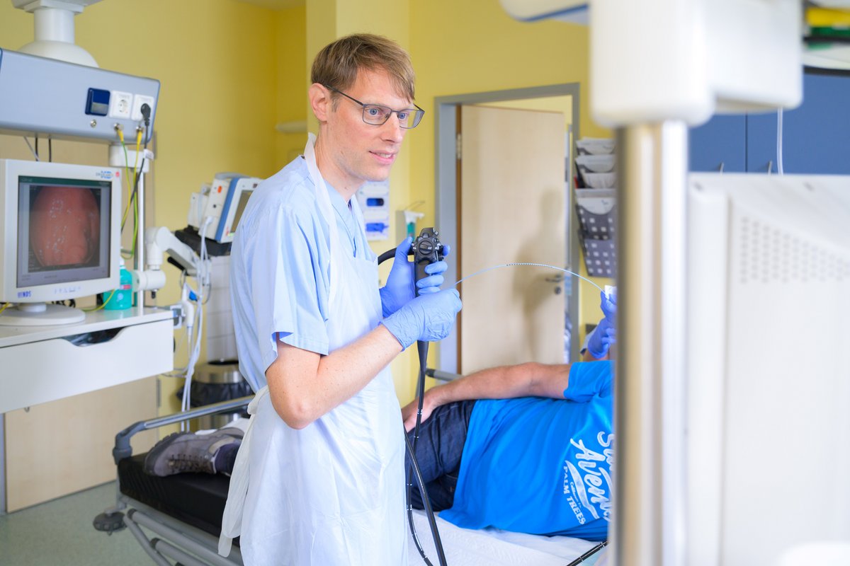 UKM Marienhospital | Karriere | Arzt führt Endoskopie-Untersuchung durch