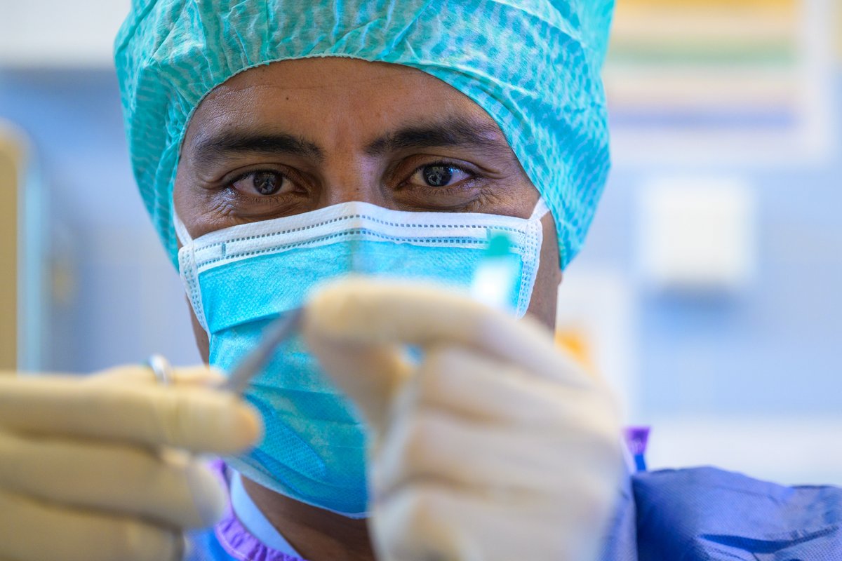 UKM Marienhospital | Karriere in der Ärzteschaft | Nahaufnahme eines Arztes während einer Operation