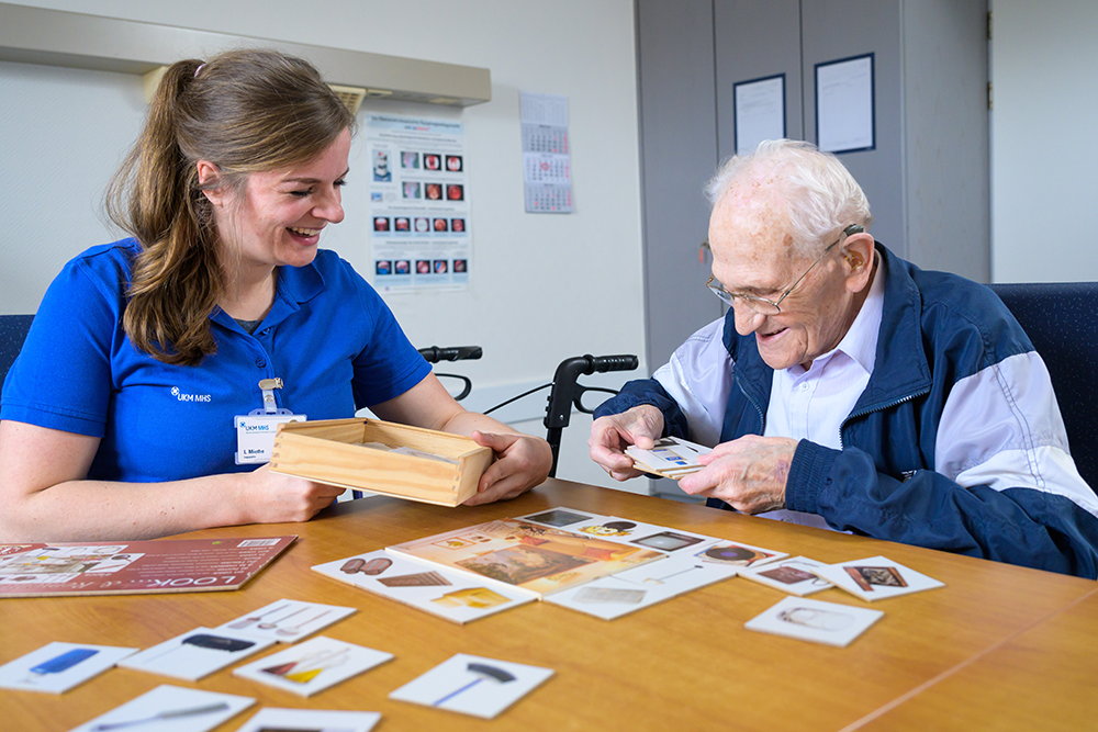 UKM Marienhospital | Karriere im therapeutischen Bereich | Logopädische Behandlung mit älterem Patienten